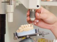 Gli odontotecnici fanno “sorridere” tre nonni