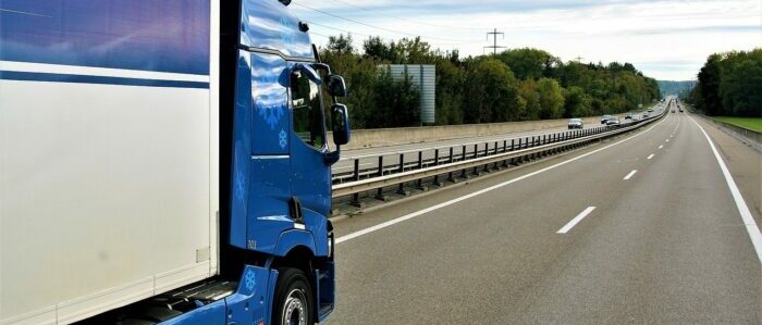 Pacchetto mobilità I° UE: chiarimenti della Commissione Europea su rientro dell’autista e casi di multa per il divieto di riposo in cabina